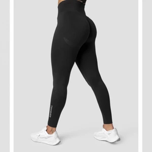 Träningstights - Tights från icaniwill, använda 1 gång. Använder inte då jag har massa andra tights. De är formade så man får perfekt form vid rumpan!