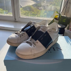 Valentino Garavani Skor - Schysta Valentino skor i svart. Bra skick, skorna skulle få ett rejält lyft med en enklare tvätt. Skosnörena behöver bytas. Storlek 41, nypris 5800kr, skriv för frågor!