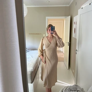 Superfin klänning från na kd - Super fin klänning från nakd. Öglan som håller fast klänningen på insidan har tyvärr gått upp, men gör ej så mkt då det ändå är knyt. Lätt lagat om man kan sy ett stygn. 💞 Endast använd en gång på bild, så i övrigt som ny. 