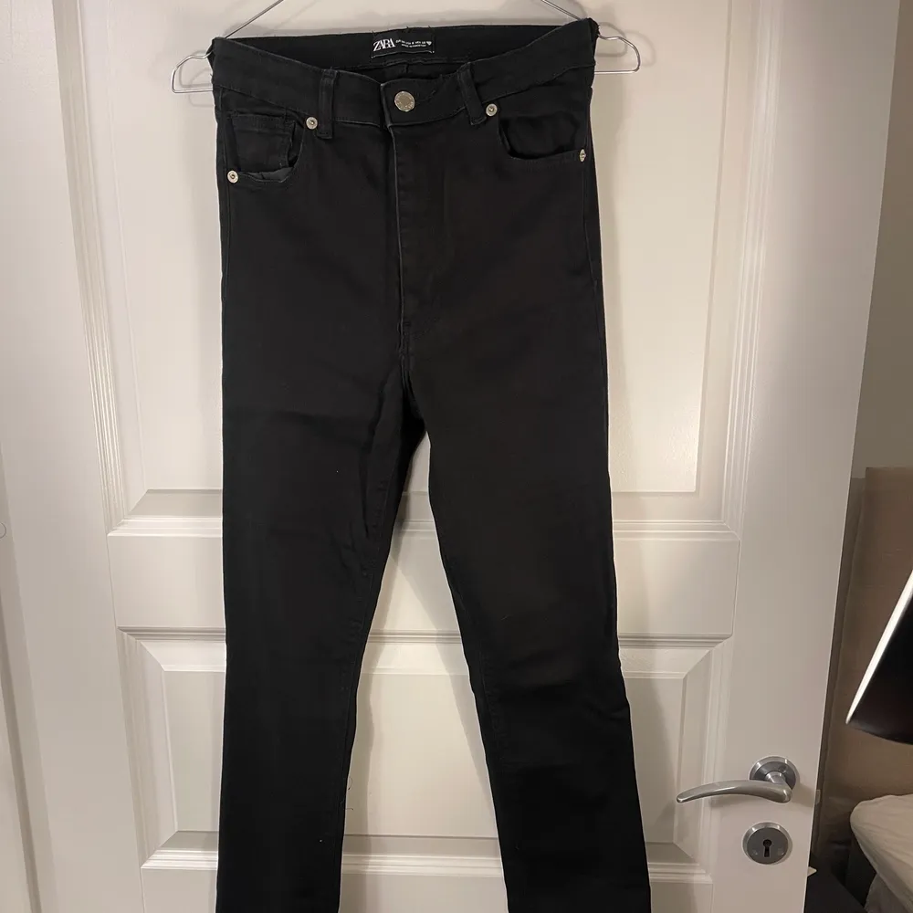 Svinsnygga svarta jeans med slits på utsidan 🖤❤️‍🔥. Jeans & Byxor.