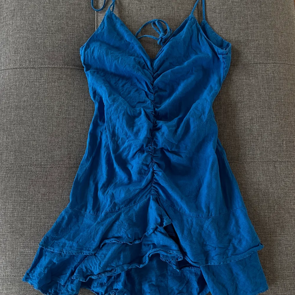 Intressekoll på denna sjukt snygga Zara klänning i storlek S (köpt förra sommaren i Italien). Säljer endast vid bra bud (köparen står för frakt). Klänningen är knappt använd, endast 1-2 ggr. Klänningen är såld för 400. Klänningar.