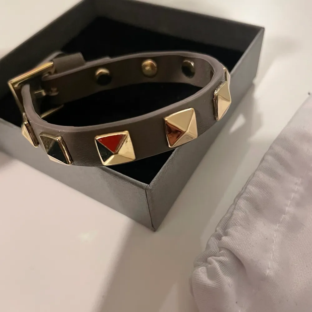 Säljer mitt så fina valentino liknande armband då det inte kommer till användning💘 armbandet är FAKE men en bra kopia💘 Perfekt i sommar och för dig som inte vill lägga ner ungefär 2000 på ett riktigt valentino armband💘 pris kan diskuteras . Accessoarer.