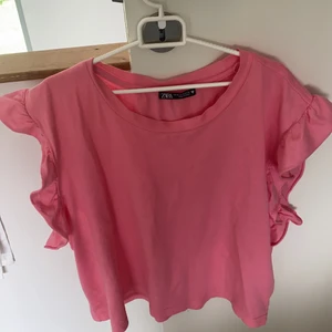 Tröja med volanger från zara - Jättesöt tröja från zara strl M. Endast använd en gång💗💗