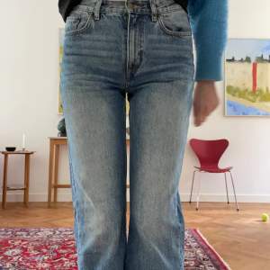 Superfina mid-rise jeans från & other stories i mycket bra skick! De är tyvärr för korta på mig som är 177 cm, så jag skulle säga att de passar någon som är 175 och kortare 💕 Strl 27 i midjan och sås nygg tvätt! Skriv gärna vid intresse/frågor :)