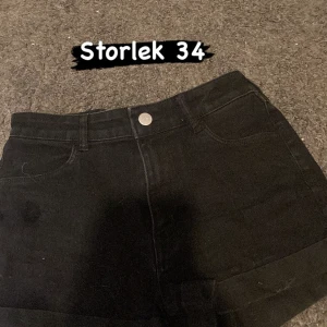 Tre par shorts  - Säljer då dom har blivit för små  Alla tre för 100 + frakt. Shortsen på första bilden är ifrån &demin|| Shortsen på andra bilden är ifrån &demin|| Shortsen på tredje bilden är ifrån HM
