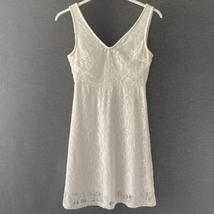 Vit sommarklänning - Jättefin vit klänning, perfekt för till exempel skolavslutning. Den är köpt för flera år sedan på Nicole och märket på klänningen är Vila. Den är i storlek xs och den är i jättebra skick då jag endast använt den en gång💕 skriv privat för fler bilder på klänningen💕