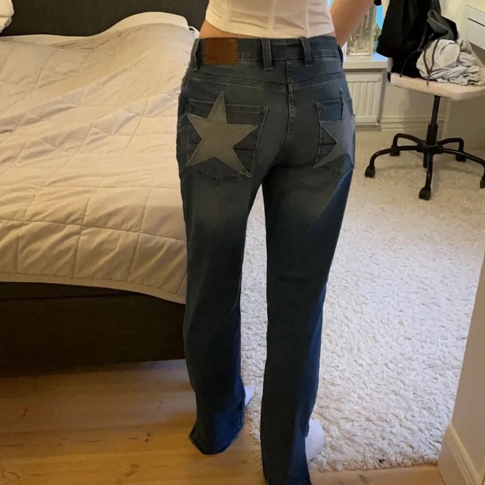 Säljer dessa sjukt snygga jeans med stjärnor på bakfickorna som passar perfekt till stockholmsstilen❤️Slit finns längst ner på byxorna. Midjemått är insytt till 79 cm (går att sprätta upp och få större samt så in mer) Är 170 och brukar ha 36-38💕. Jeans & Byxor.