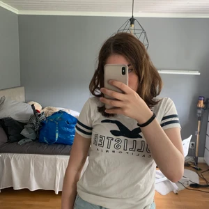 Hollister t-shirt - Knappt använd