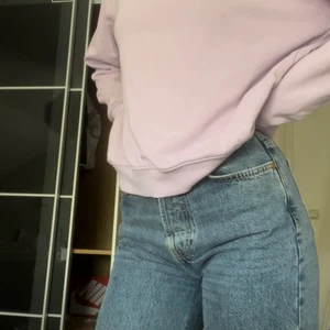 Monki tröja - Lila Monki tröja som inte används, färgen är lite starkare i verkligheten! Kolla även in min profil då paketpris finns och pris går alltid att diskutera💕💕