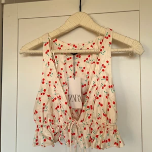 Zara topp  - Söt topp från Zara med körsbär på 🍒🍒 Helt oanvänd, säljer pga lite liten på mig över ryggen :(( buda privat