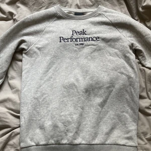 Peak Performance sweatshirt strl 170 - Ljusgrå peak sweatshirt, bra skick
