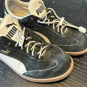 Svarta Puma 39 - Svarta pumaskor som inte blivit använda mer än ett fåtal gg. Storleken 39 (se bildk)  Nypris ca:700kr  Pris 300kr iklusive frakt. Eller 200kr om dem hämtas i Jönköping  Skickas endast efter full betalning mottagits. 