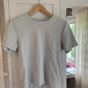 T-shirt blå - Ljusblå t-shirt i fint skick! Lite tjockare material i bra kvalitet. Paketpris vid köp av flera plagg🤍 priset går att diskutera✨✨