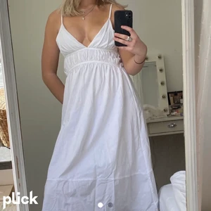 Zara klänning  - INTRESSEKOLL!! På min underbara klänning från Zara i midi längd! Köpt är på plick men var lite stor på mig där av har en tanke på att sälja men ändast vid bra bud💗😻 (lånade bilder från tjejen jag köpte av) KÖP DIREKT: 900kr  BUD:600