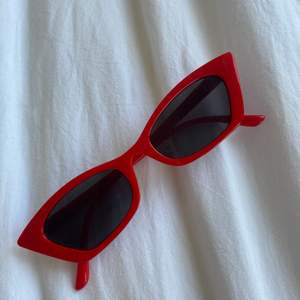 Säljer mina röda solglasögon med en slags cateye effekt. Bra skick. 