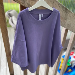 Relaxed T-Shirt - T-shirt i bomull.