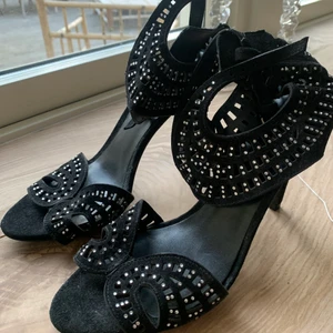 Klackskor💕🖤 - Skitsnygga klackar från zara! Passar PERFEKT till en fest eller nått firande💘 knappt använda så säljer först nu!