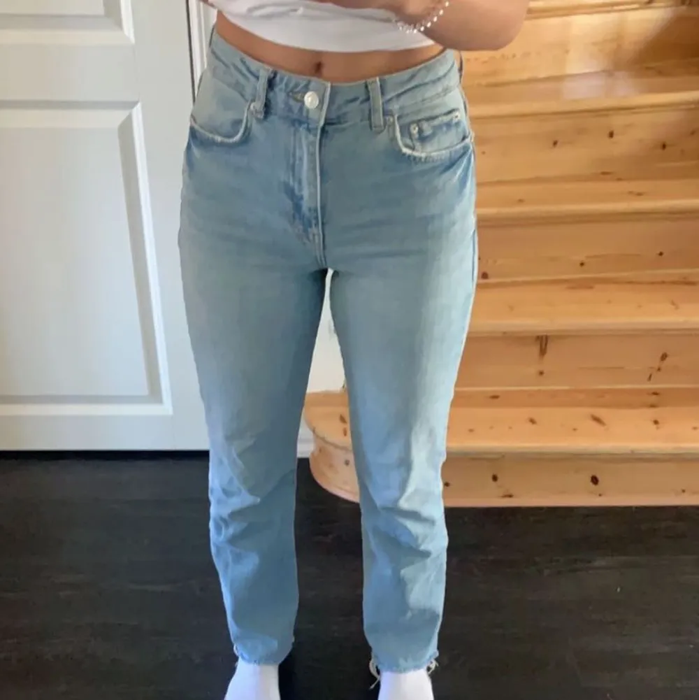 Ett par ljusblå jeans från gina tricot i strlk 36, ganska korta i modellen så passar min kompis som är 162 (hon på bilden). Säljer för att de är för korta på mig, pris kan diskuteras och köparen står för frakt. Jeans & Byxor.