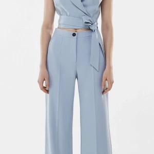 Blå kostymbyxor  - Säljer dessa supersnygga kostymbyxor från Bershka. Använda ett fåtal gånger, därav mycket fint skick. De är uppsydda att passa 160-165, strl 34. 💫 