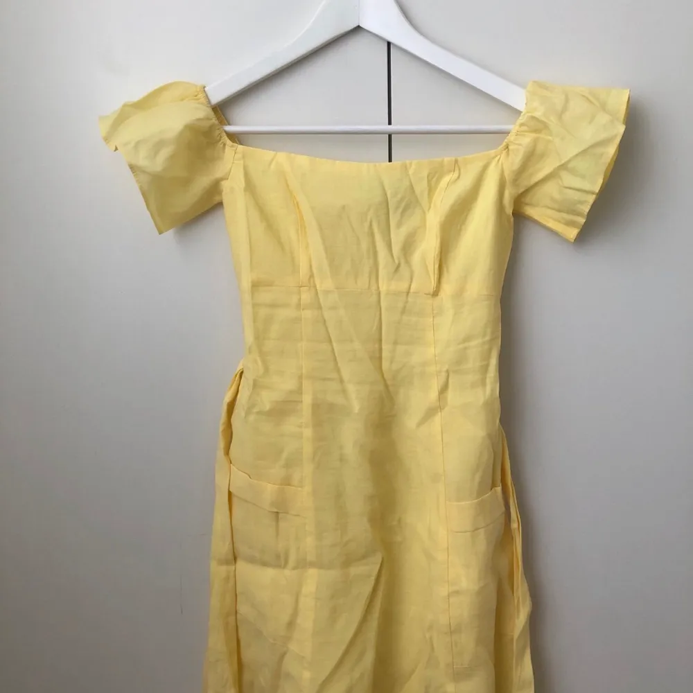 Superfin klänning från Zara. På första bilden är det ett filter på, så den är mer gul än vad som syns, kolla bild 2&3. Superfint skick, storlek S 🌼. Klänningar.