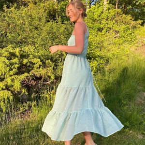 MINTY MAXI DRESS - Flowig och härlig långklänning i mintgrönt, tunna knytband i midjan som man antingen kan knyta ett varv runt midjan eller dra rakt bak och knyta i ryggen💚 
