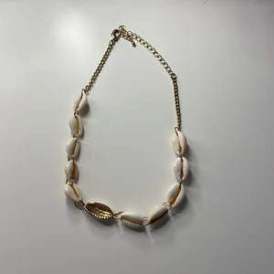 Ett snäckhalsband - Använd en gång, köpt för 100kr💗De finns en snäcka som e guld