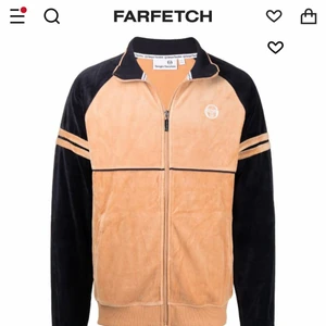 Sergio Tacchini Tracksuit top ä  - Helt ny Sergio Tacchini tracksuit top i velour. Storlek XL men jag skulle säga att den sitter mer som en L