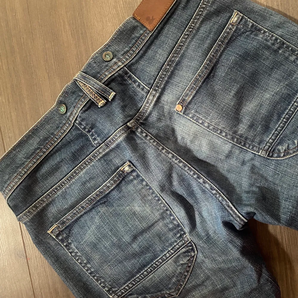 Ett par blåa lågmidjadejeans som tyvärr säljs pga för lite användning!. Jeans & Byxor.