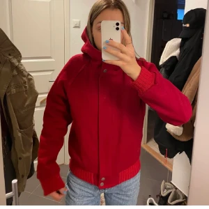 Peak jacka - Varm och snygg jacka från peak performance. Perfekt till hösten och vintern😍 Storlek M men skulle säga att den passar S/M. 