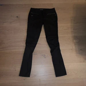 Svarta byxor från G-star  - Mycket sparsamt använda byxor från G-star i modell skinny med låg midja. 