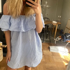 Volangklänning   - Finaste sommarklänningen! Går att ha både offshoulder eller som en bandeau klänning. Frakt ingår inte