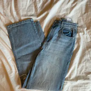 Skit snygga jeans med hål på knäna, säljer pågrund av att dem aldrig kommer till användning.💗 skriv privat om frågor eller intressen💗