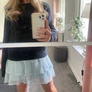 blå volangkjol - Intressekoll på denna volangkjol i en superfin blå färg från Vero Moda 🦋 Den är i jättefint skick, storlek M men passar både mindre och större storlekar 🤍 Andra bilden är lånad!