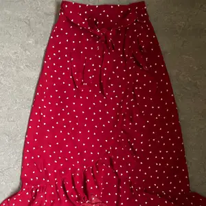 Sommrig klassisk kjol från SHEIN. Använd 1 gång. Man kan knyta den, och anpassa den efter sin storlek 