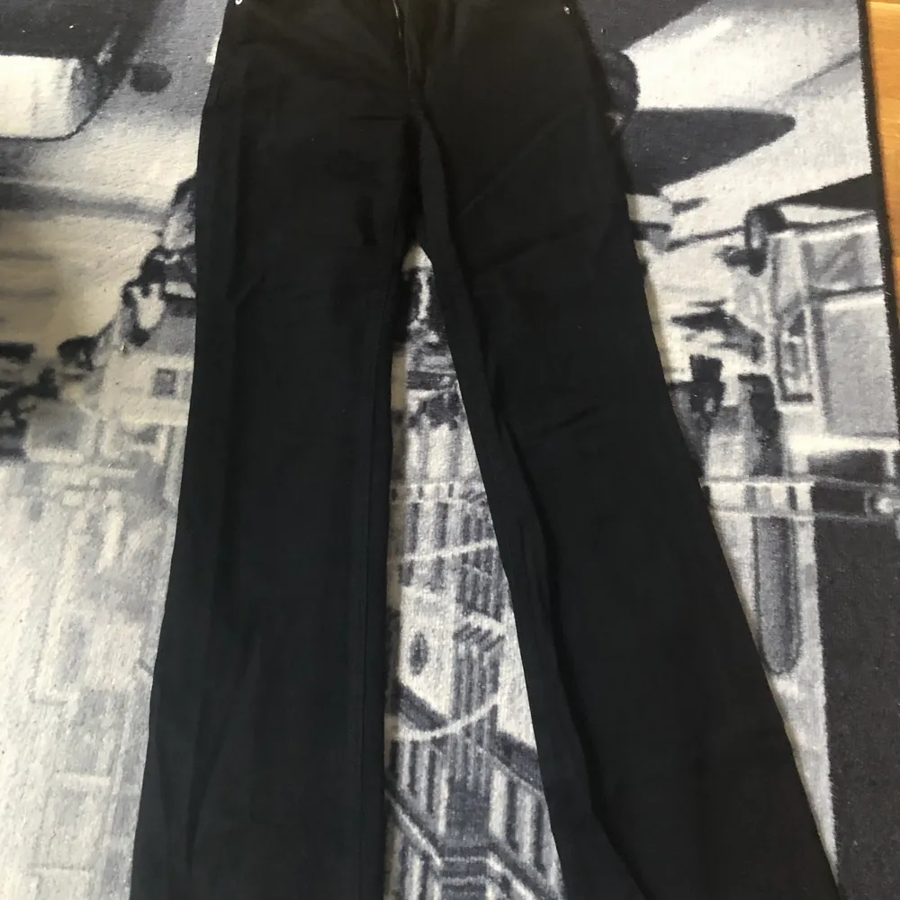 Ett par knappt använda byxor i svart från nakd x misslissibell, de är storlek S och har ett fint material, pris går att diskutera och fraktpris ingår . Jeans & Byxor.