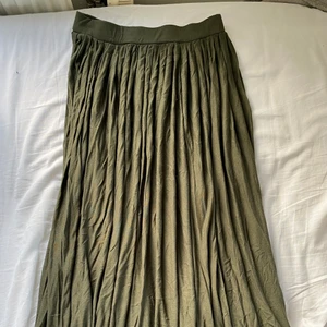 Mörk grön tjol - Säljer denna tjol från atmosphere. Säljer för att jag inte använder längre. Tjolen är i toppskick. 