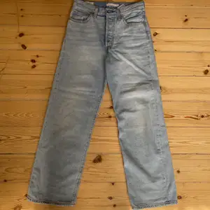 Jeans från Levis. I Levis premium kollektionen. Modellen heter ”Ribcage straight”. Ljusblåa. Nyskick. Använda typ 1 gång. Väldigt mjuka jeans och sköna att ha på sig. Nypris 1145. Mitt pris 400kr + frakt. Storlek 27 (säljer även samma jeans i storlek 28).