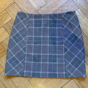 Rutig kjol  - Rutig kjol, väldigt skön att ha på sig ✌️