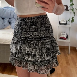 Svart kjol - Svart/vit mönstrad kjol från hm men köpt secondhand. Helt oanvänd.