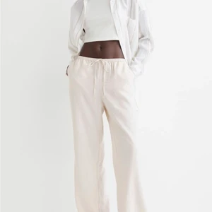 Hm linnebyxor - Säljer dessa satinbyxor byxor från HM då de är för stora för mig. Endast testade o prislappen sitter frf på🤍 Buda eller köp direkt för 350kr🤍