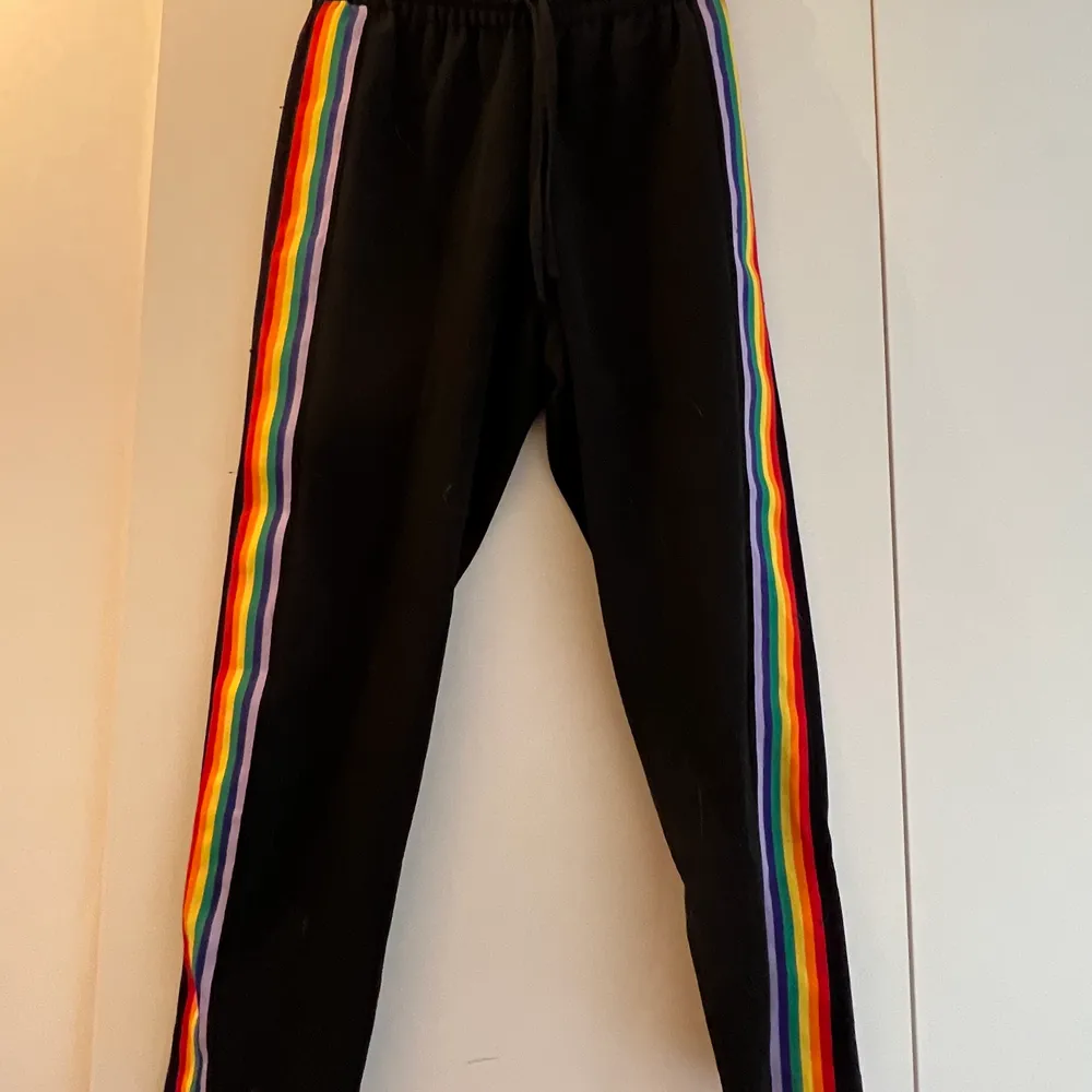 Byxor i mjukt material med regnbågens färger på sidan. Storlek xs. Jeans & Byxor.