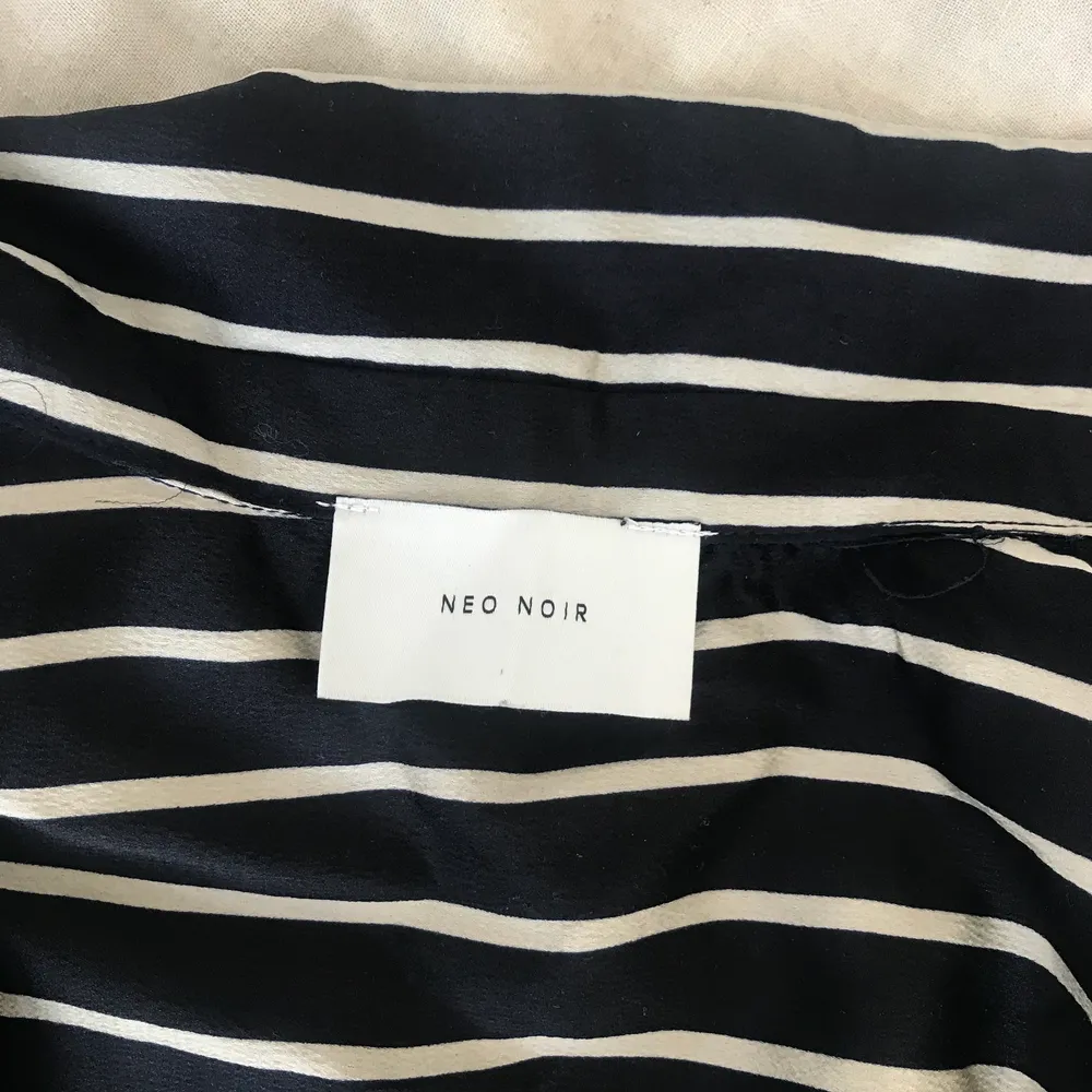 Silkig randig skjorta i mörkblått/vitt från Neo Noir 🕊 / 100% polyester / Fint skick, inget att anmärka på!. Skjortor.