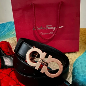 Ferragamo bälte  - Säljer en Ferragamo bälte i svart och guld färg, 105cm, knappt använd och är i väldigt bra skick. 