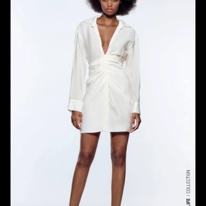 Vit klänning - Vit klänning från zara som är såå fin💕💕helt oanvänd med lappar och allt kvar! Priset blir såklart billigare vid snabb affär 💕💕 