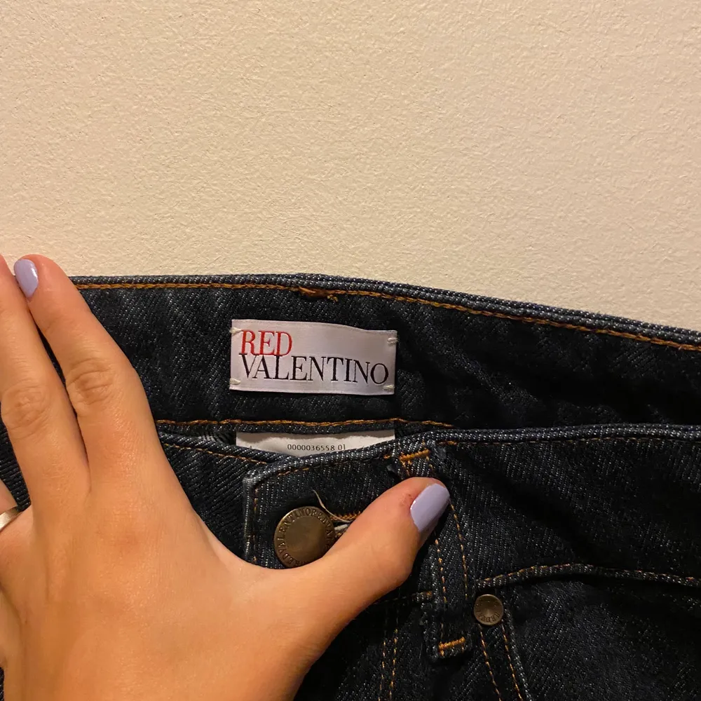 Säljer mina superfräscha valentino jeans. De är inköpta i Italien för ca 2500 kr och använda ett fåtal gånger. Från ca S/S 2019 . Jeans & Byxor.