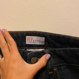 Valentino jeans  - Säljer mina superfräscha valentino jeans. De är inköpta i Italien för ca 2500 kr och använda ett fåtal gånger. Från ca S/S 2019 