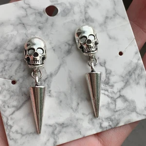 Örhängen  - Coola örhängen 💗 Skriv privat för fler bilder. Har gjort dem själva av material och är därför inte använda. Tillkommer ej ”bakstycket” av örhänget men det funkar med vilka som helst från andra örhängen 🥰💞