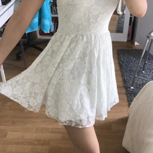 Vit klänning Gina tricot storlek XS - Jättefin klänning!