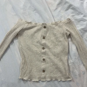 Fin shoulder-top    Storlek M, men passar även S - Denhär toppen är i storlek M och är ny köpt och helt oanvänd, inte min färg så skulle gärna vilja sälja den. Köparen står för frakten.