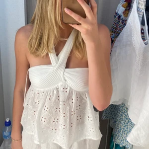 Zara topp - Jättefin helt ny topp från Zara med lapp kvar. Säljer då den inte kommer till användning. Är det många intresserade så blir det budgivning men annars säljs den för 200+ frakt!❤️ Den är i stl M men passar mig som vanligtvis när XS/S och större storlekar